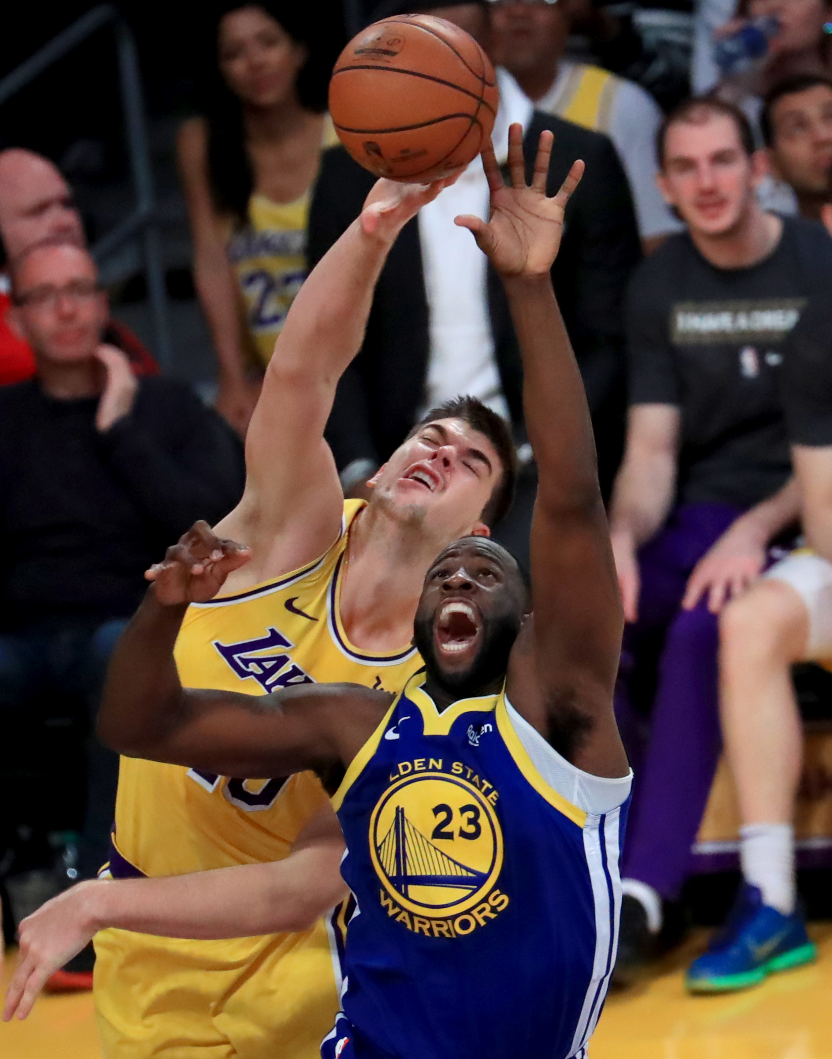NBA比赛：湖人击败勇士，取得连胜