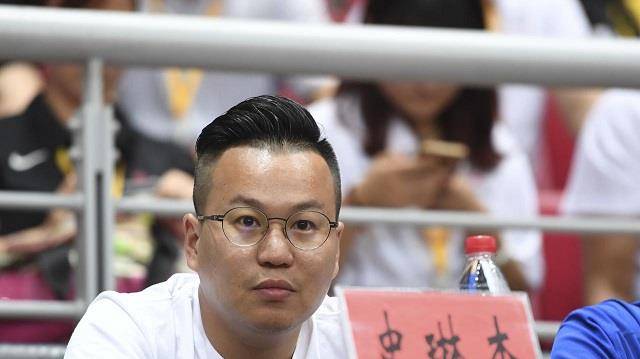 球队经理急忙招募新人，以应对人员短缺