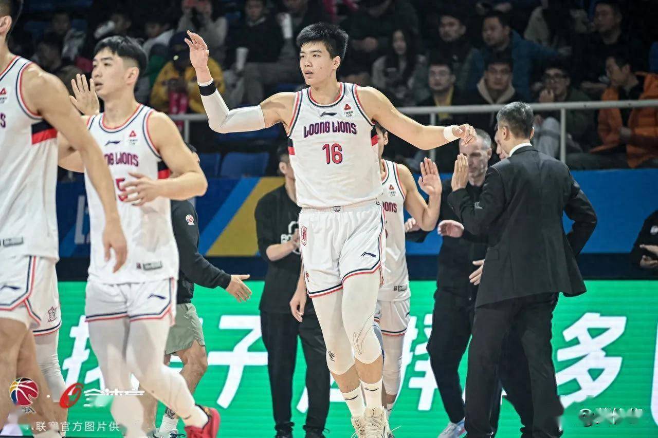 广州男篮士气高昂，争分夺秒取得成功